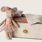 Dance mouse in daybed, LS